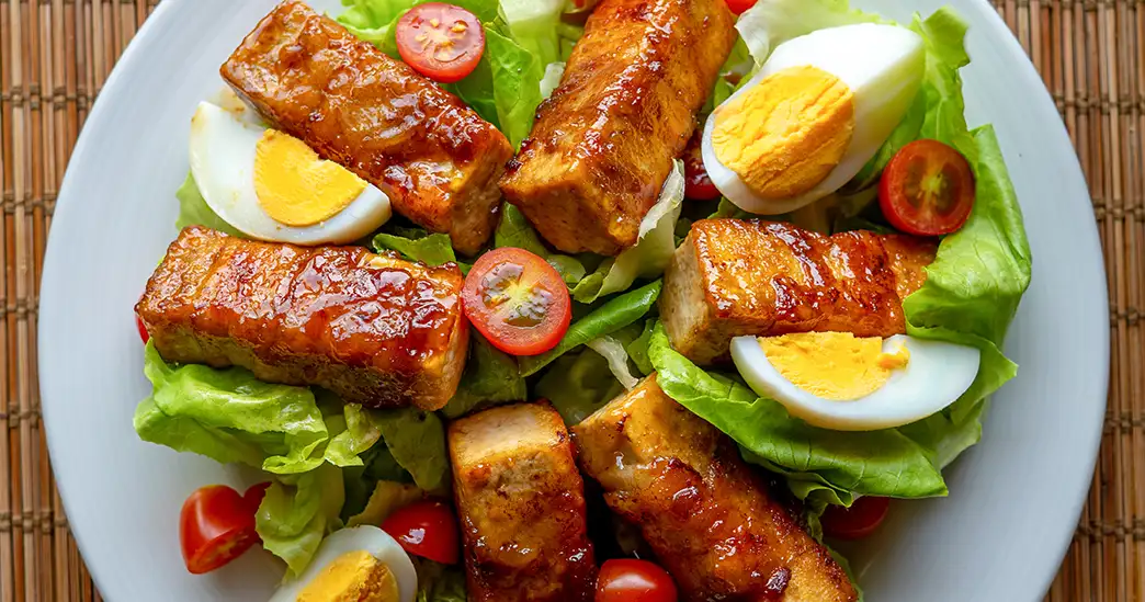green salad with egg